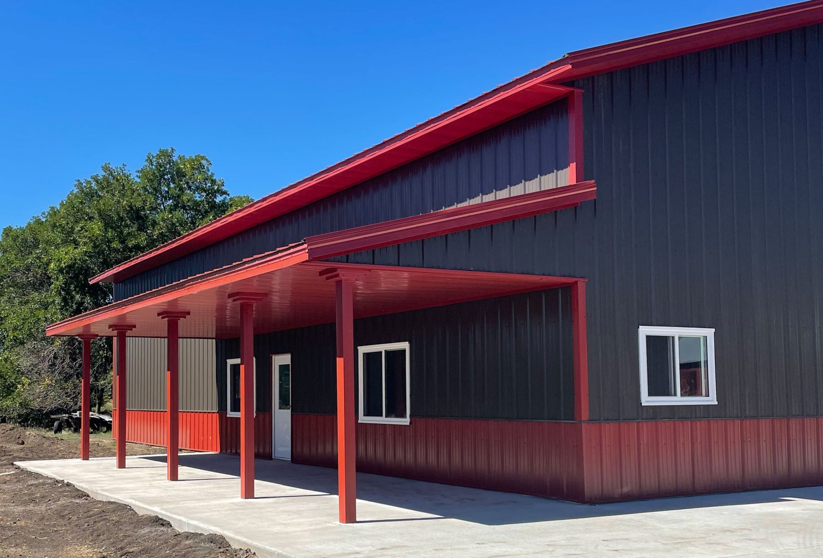 Custom post-frame hobby building with covered porch built by Hoksbergen & De Stigter
